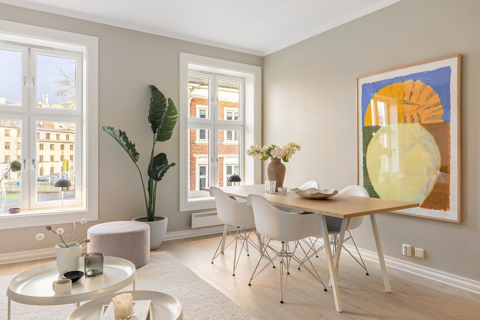 Stuen har også god plass til et romslig og hyggelig spisebord, som legger til rette for sosiale sammenkomster og gjestebesøk. Galleribilde