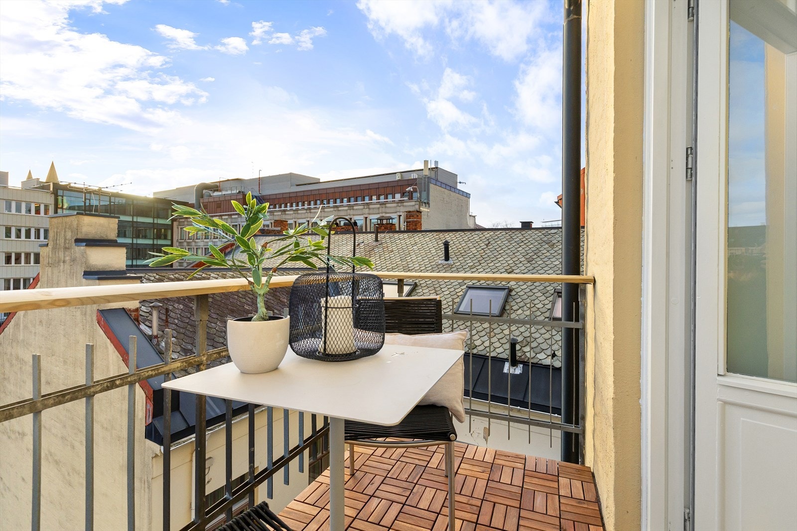 Fra soverommet er det direkte utgang til en herlig balkong på ca. 3 kvm - et perfekt sted for morgenkaffen eller rolige stunder i solen. Galleribilde