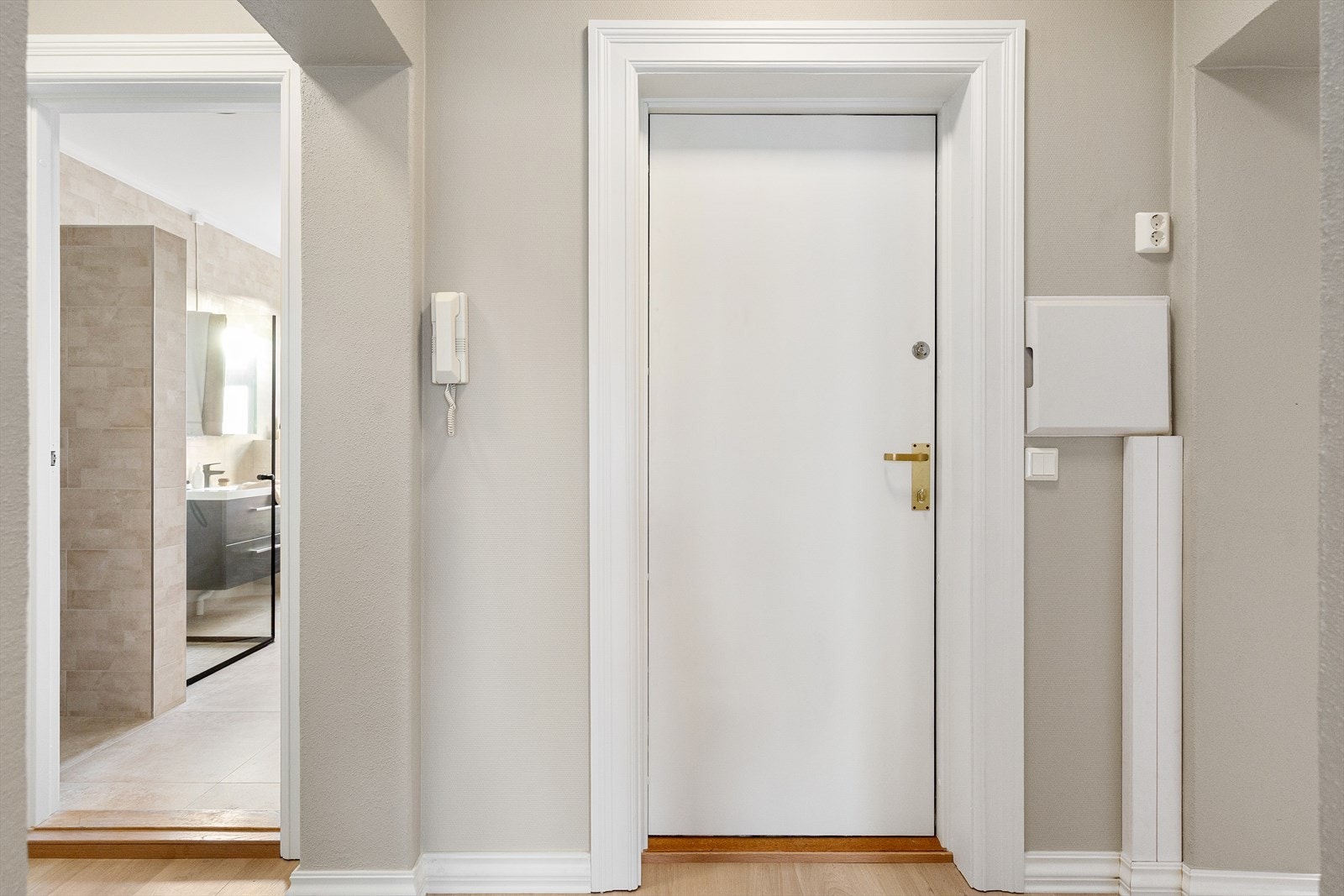 Leiligheten har en innbydende entré som skaper et umiddelbart godt førsteinntrykk. Galleribilde