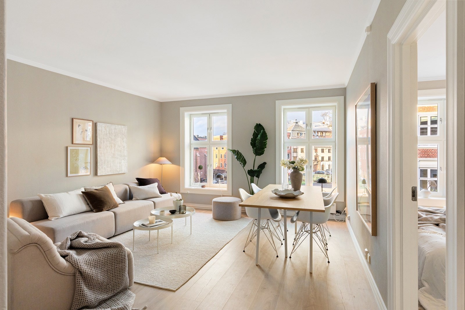 Stuen fremstår som lys og romslig, med store vindusflater som slipper inn rikelig med naturlig lys, god takhøyde og en gjennomgående luftig atmosfære. Galleribilde