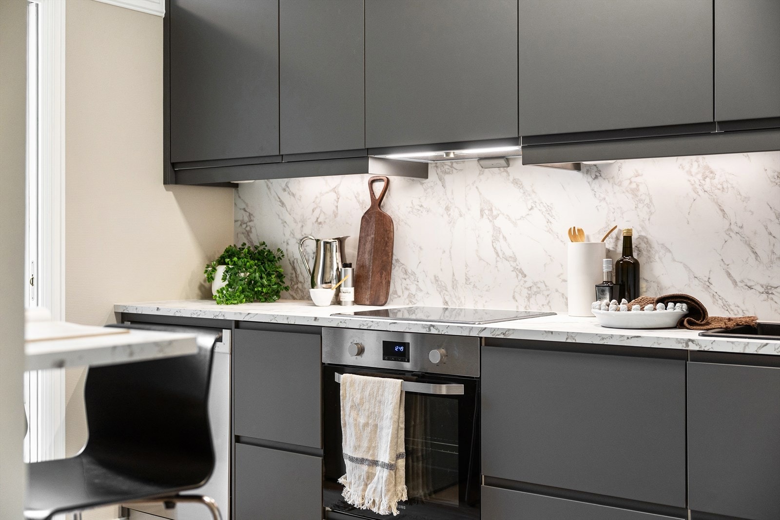 Innredningen har stilrene, slette fronter og en praktisk laminatbenkeplate med integrert oppvaskkum og ettgreps blandebatteri. Galleribilde