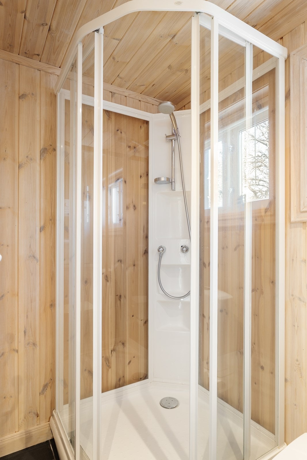 Badet inneholder dusjkabinett, toalett og innredning med servant Galleribilde