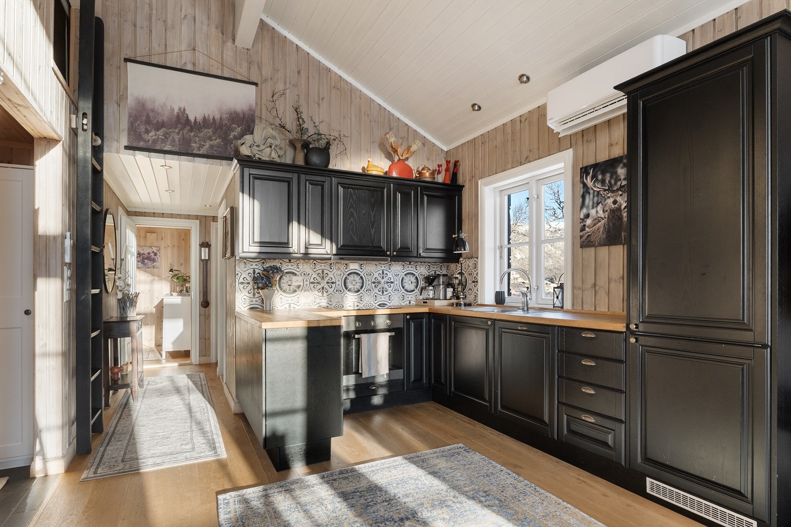 Kjøkkenet har svært god skap- og benkeplass Galleribilde