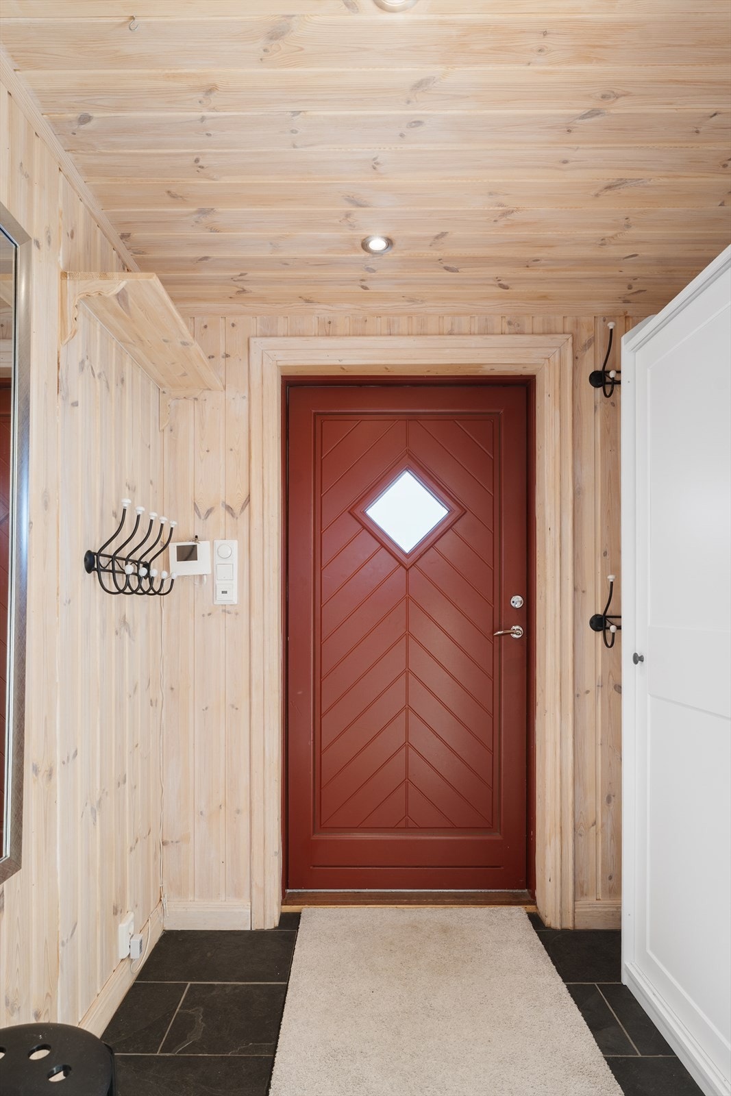 Velkommen inn til flislagt entré med garderobeskap Galleribilde