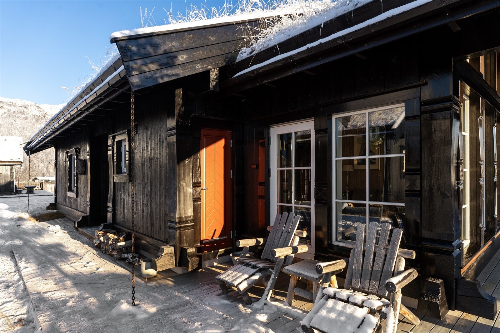 Vestvendt terrasse med gode solforhold Galleribilde