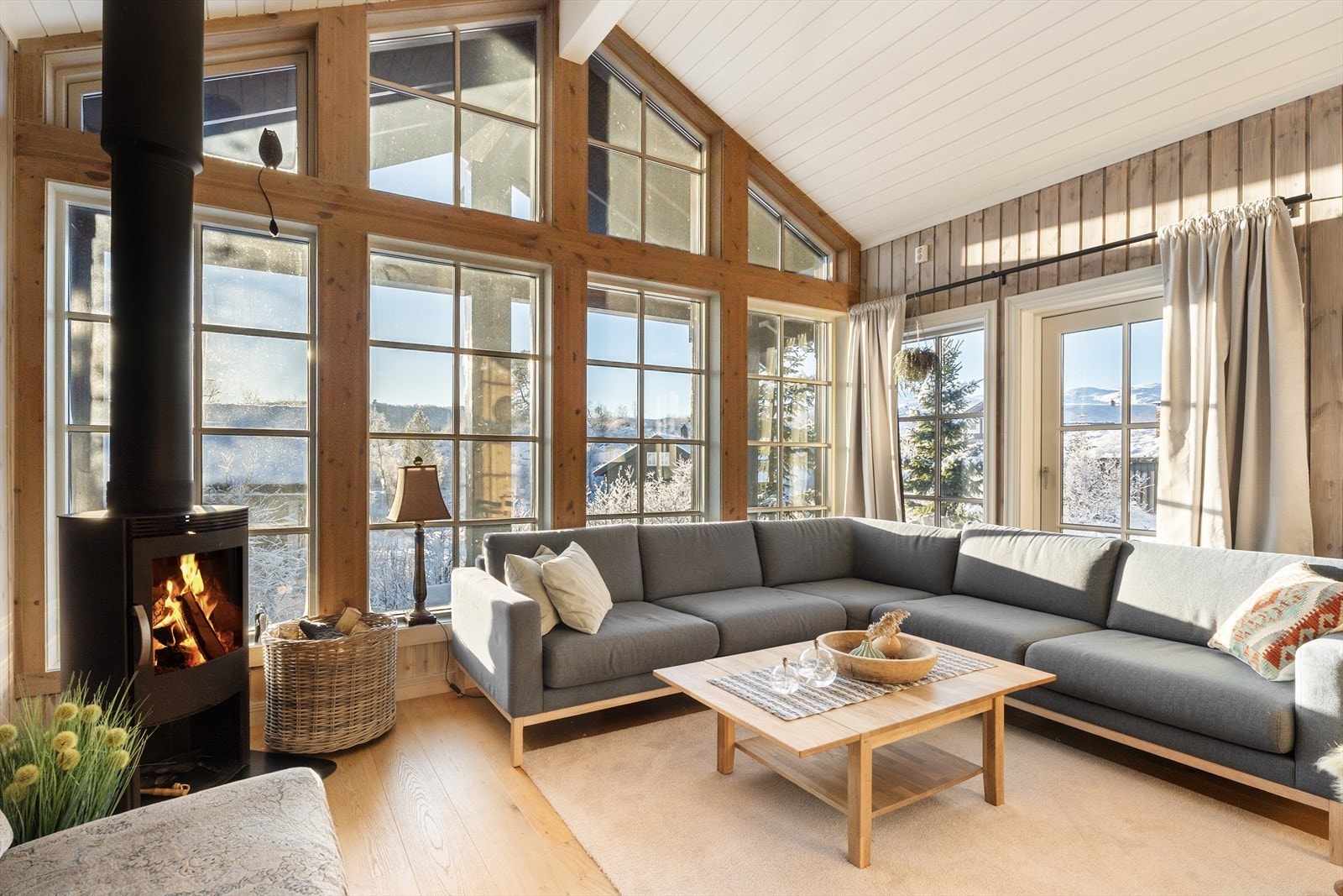 Stuen har en herlig romfølelse med god takhøyde og store vinduer mot den flotte utsikten Galleribilde