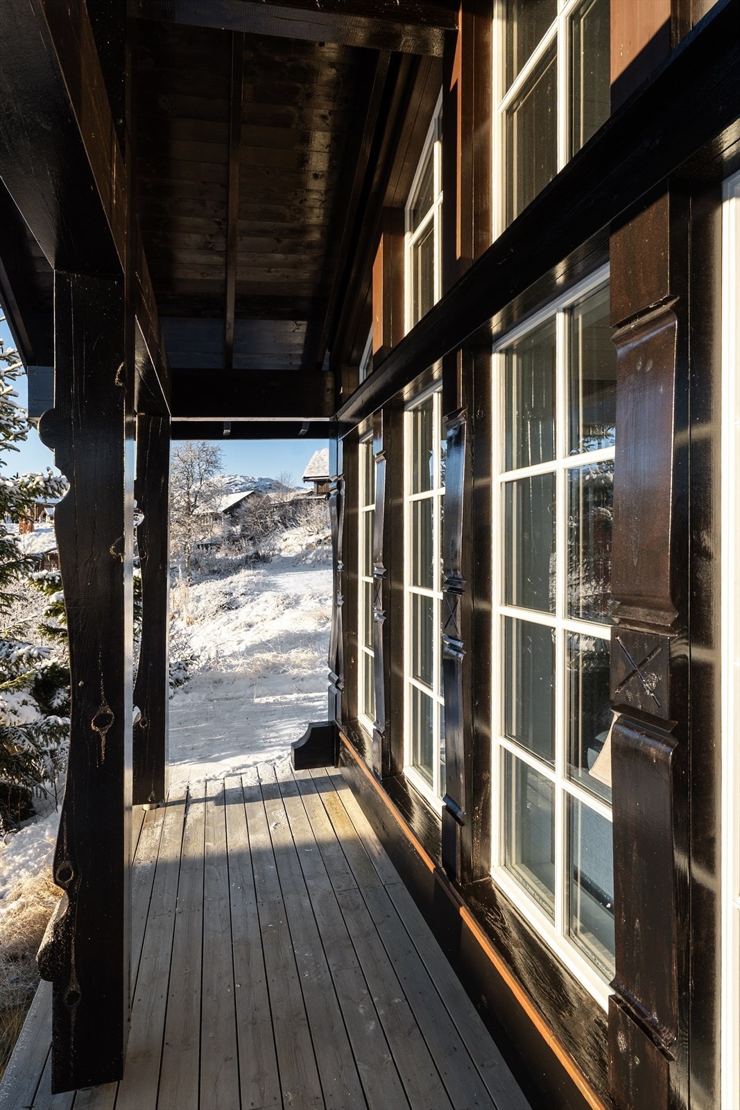 Delvis overbygget terrasse mot sør med gode solforhold Galleribilde