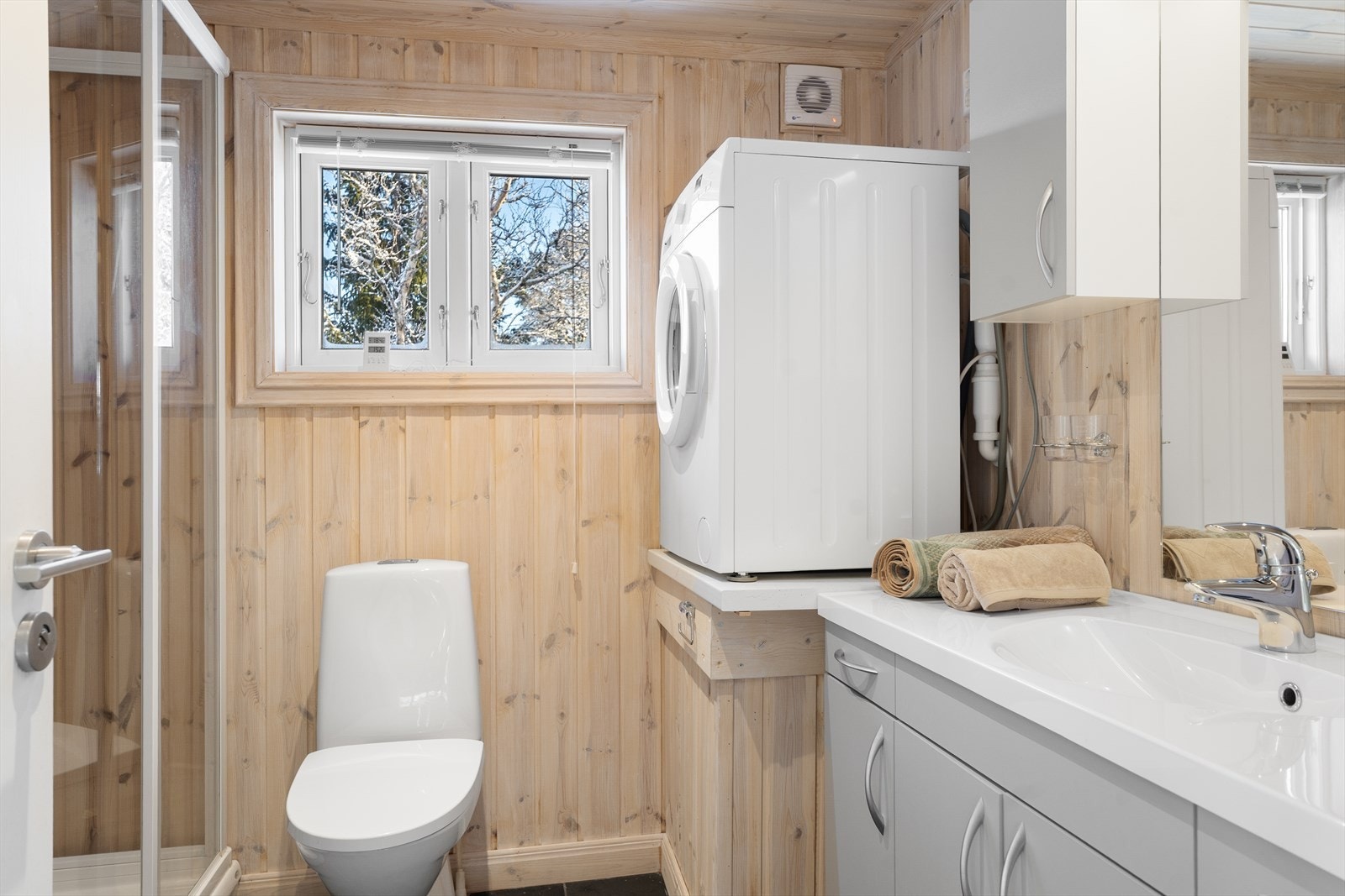 Pent bad med flislagt gulv med varmekabler Galleribilde