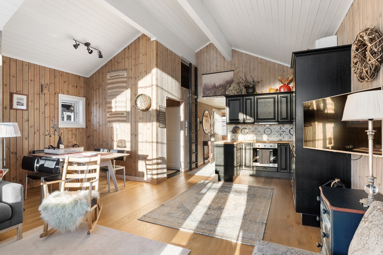 Innbydende familiehytte med flotte materialval Galleribilde