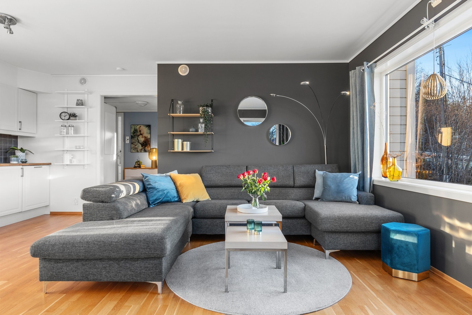 Praktisk åpen stue/kjøkken planløsning på 33 kvm. Galleribilde