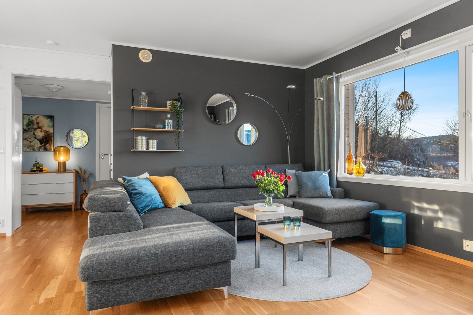 Stuen har flere naturlige innredningsseksjoner. Galleribilde