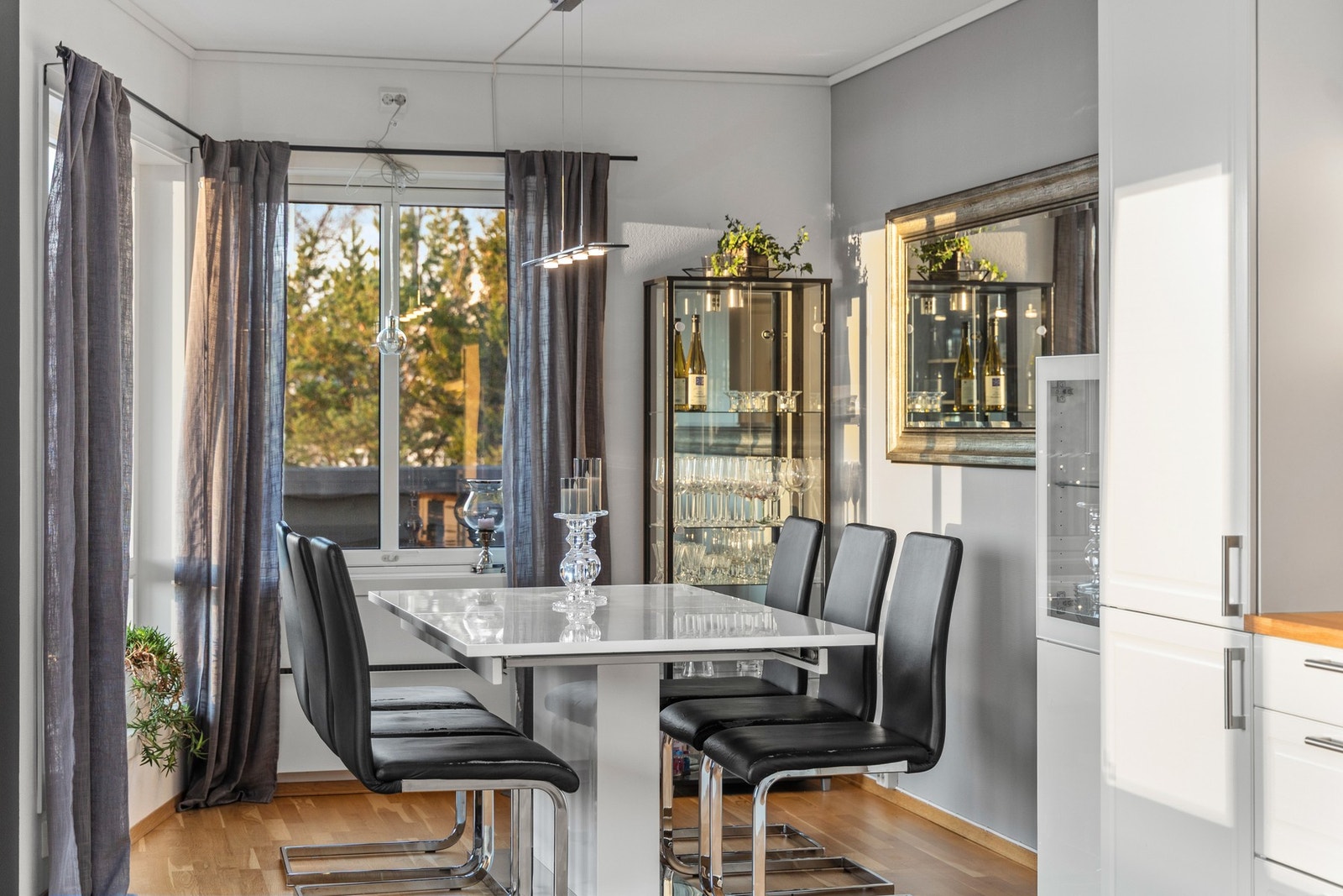 Hyggelig seksjon som et samlingspunkt for venner og familie. Galleribilde