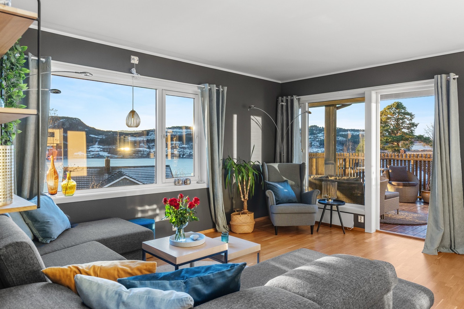 Boligen har beliggenhet på toppen av Solbakken i Hommelvik. Galleribilde