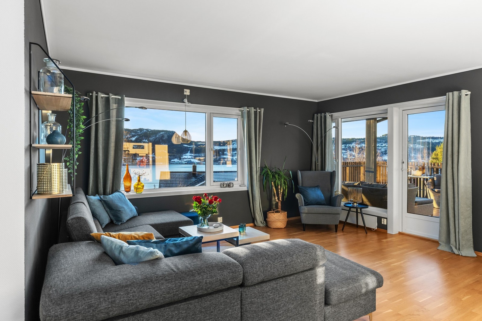 Store vindusoverflater som gir rikelige med naturlig lysinnslipp. Galleribilde