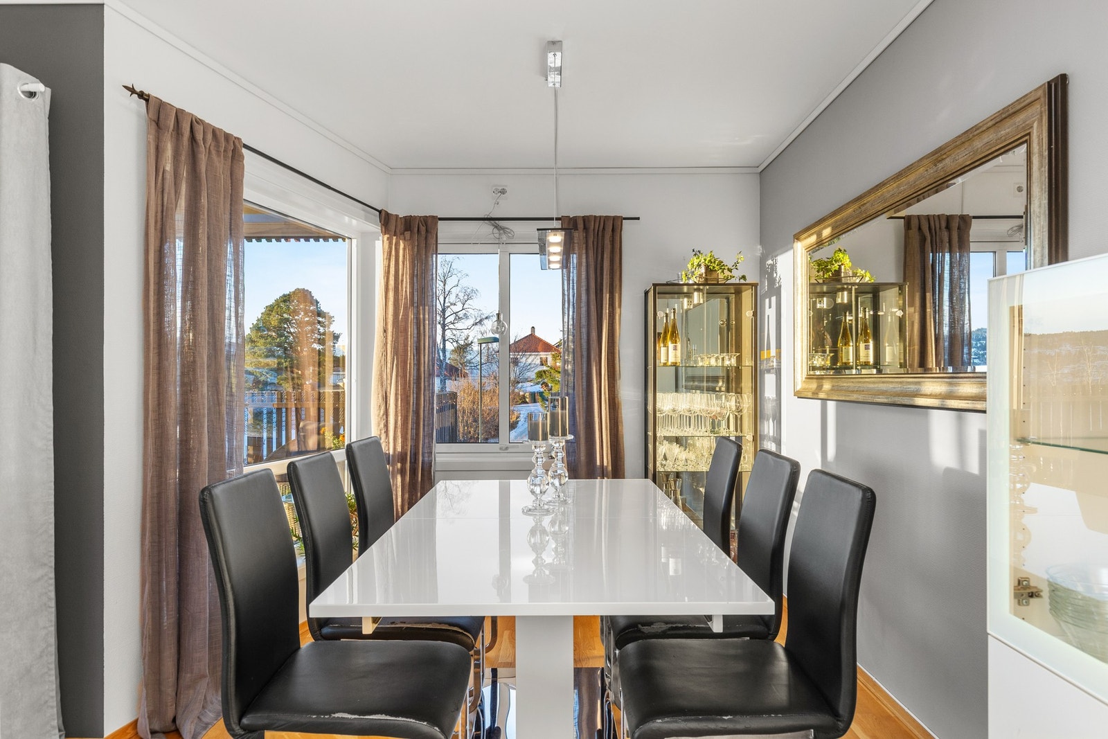 Gode forutsetninger for å innrede med stort spisesbord. Galleribilde