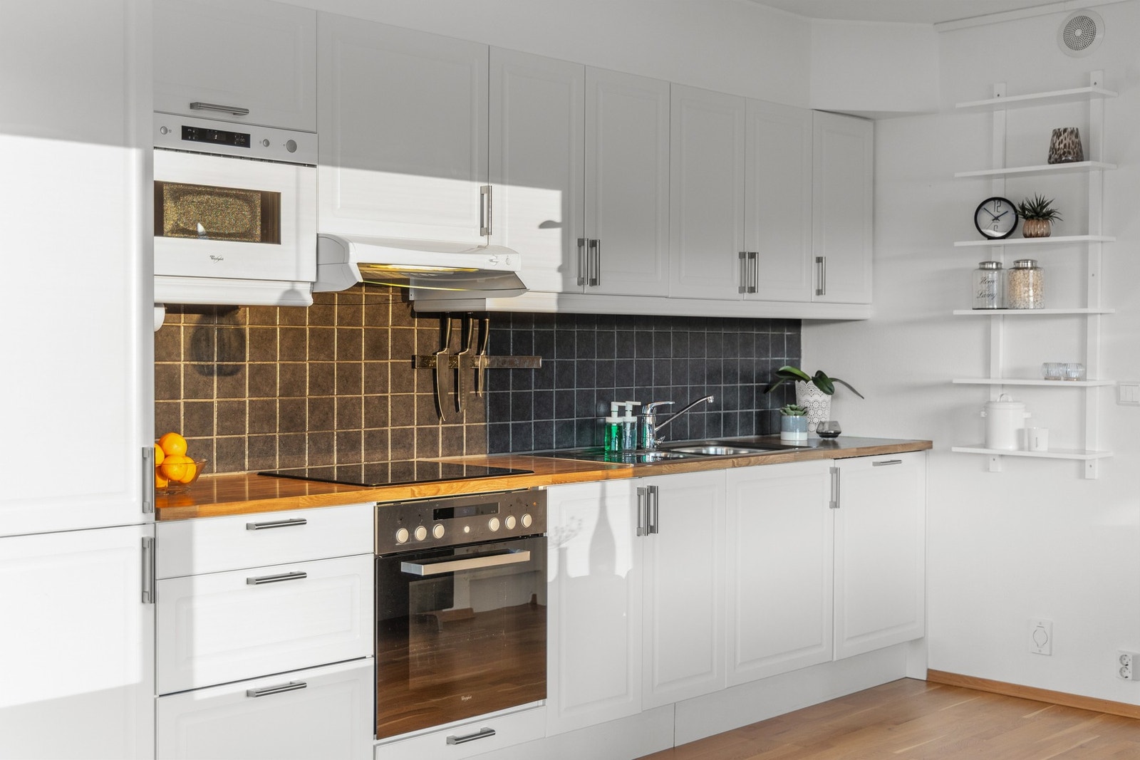 Det er integrert oppvaskmaskin, stekeovn, platetopp, mikrobølgeovn og kjøl/fryseskap. Galleribilde