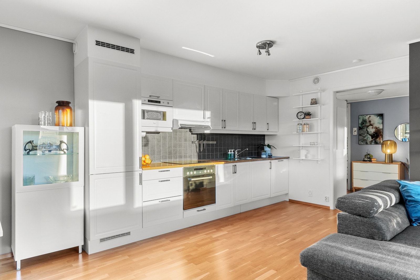 Kjøkken med lyse kjøkkenfronter. Galleribilde