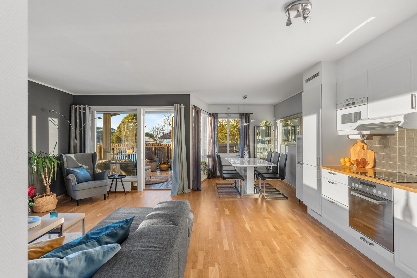 Utgang til romslig balkong. Galleribilde