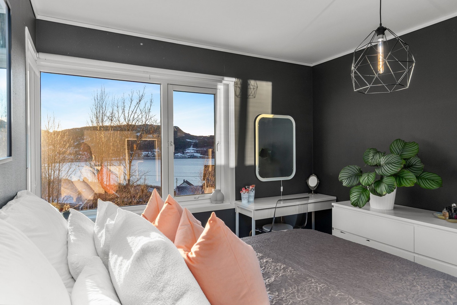 God utsikt fra soverom og mulighet for å innrede med stor seng. Galleribilde