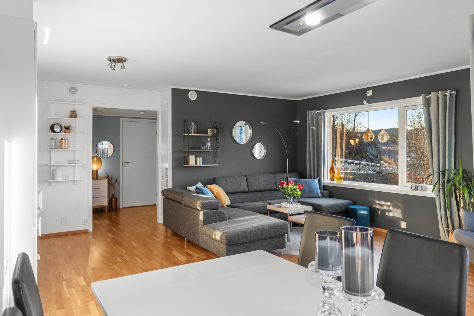 I kobling med stue/kjøkken har du gode muligheter for å innrede i spisestue. Galleribilde