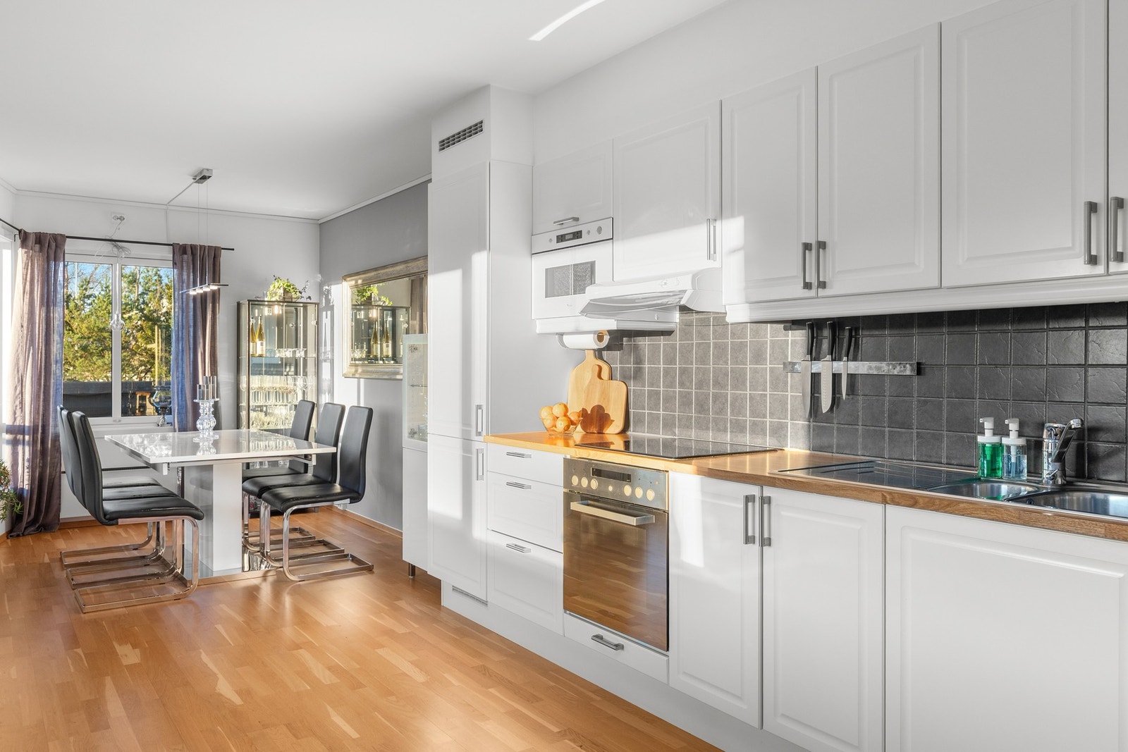 Parkett på gulv, malt overflate på vegger med flis over benkeplate og malt overflate i himling. Galleribilde