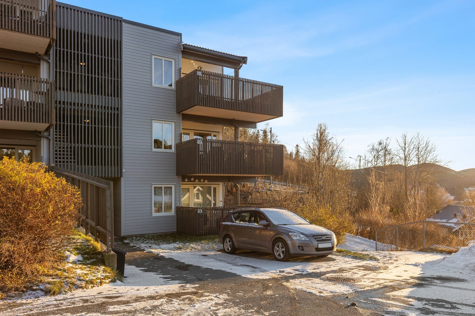 Nærhet til sjøen og marka med flotte rekreasjonsområder sommer- som vinter. Galleribilde