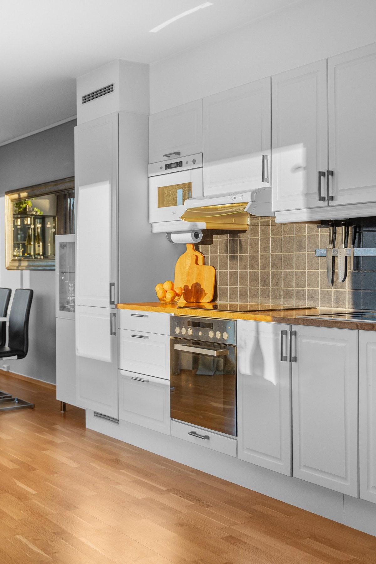 Innredning med mekanisk avtrekksvifte over stekesonen. Galleribilde