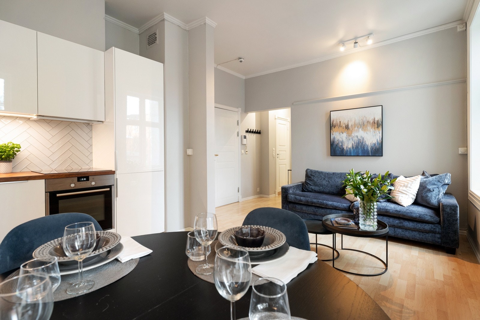 Stue og kjøkken ligger i en praktisk åpen løsning Galleribilde