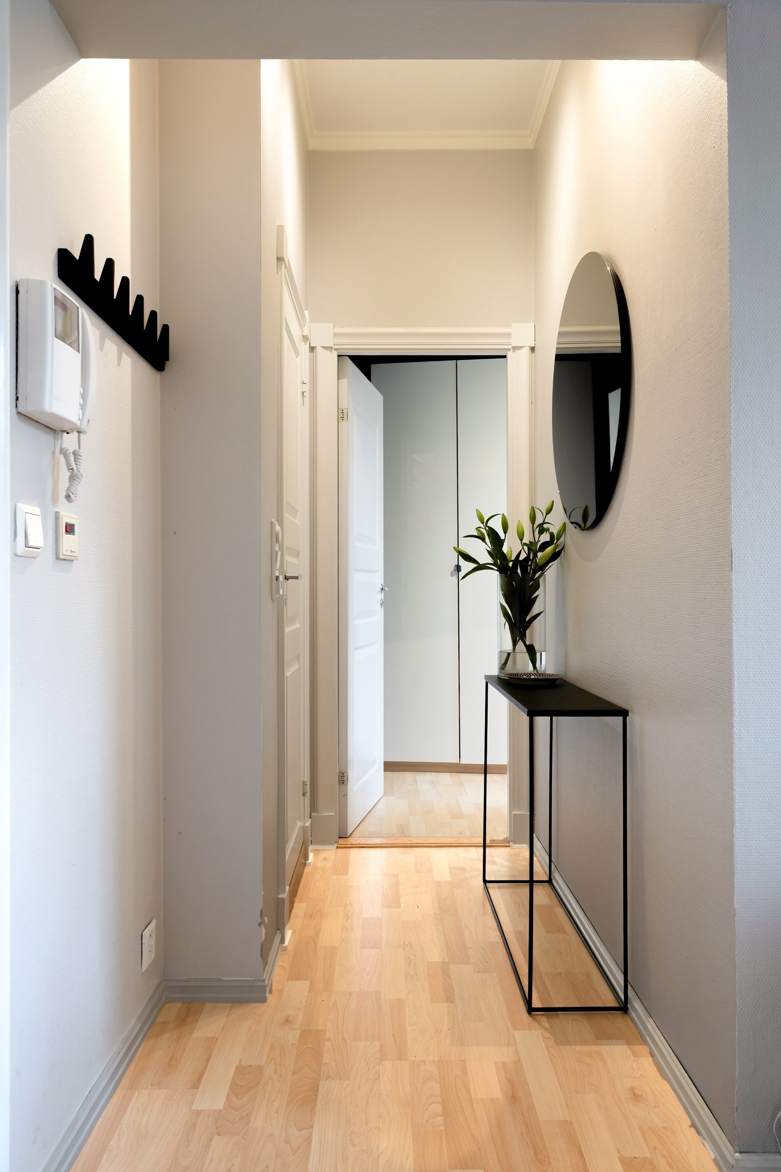 En gang fører videre inn til bad og soverom Galleribilde