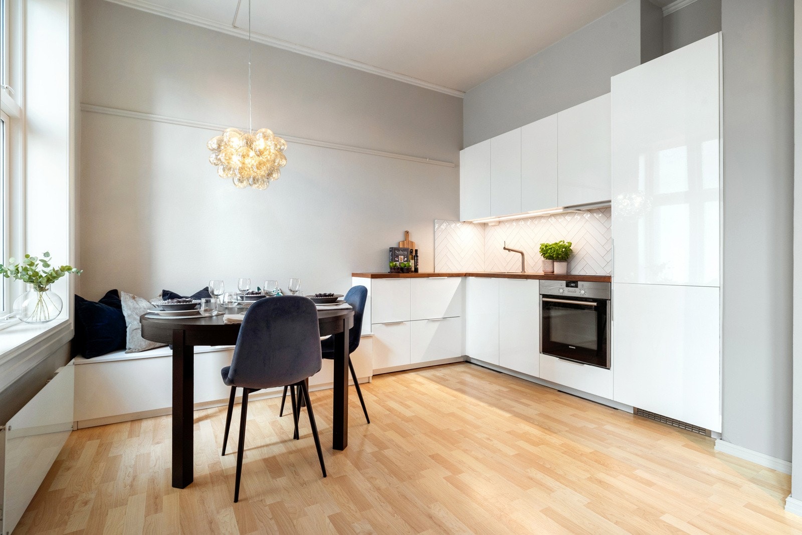 Lyst IKEA-kjøkken med god oppbevaringsplass i skuffer og skap Galleribilde