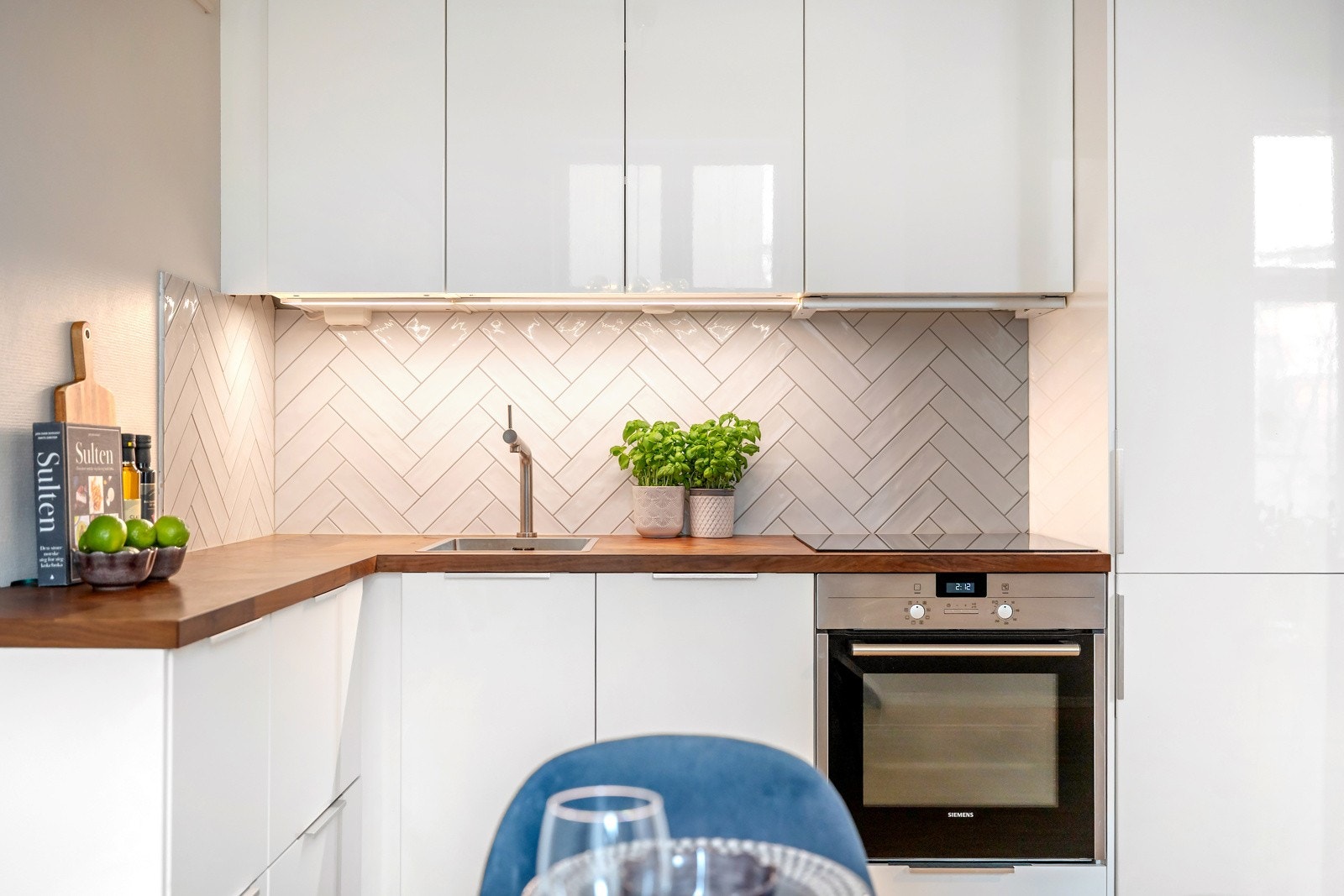 Integrerte hvitevarer består kjøl- og fryseskap, oppvaskmaskin, platetopp og stekeovn Galleribilde