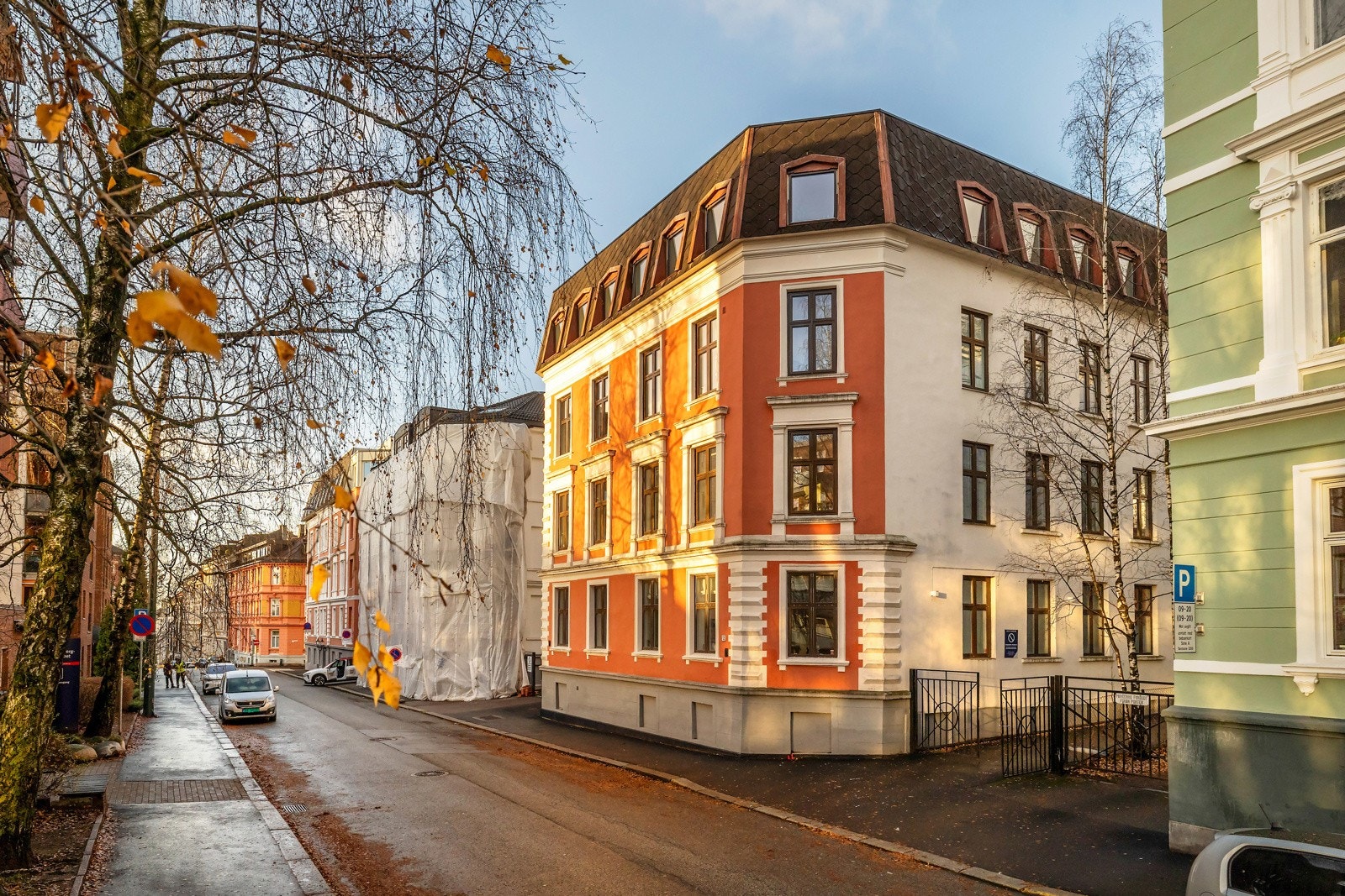 Leiligheten ligger tilbaketrukket til i en rolig og enveiskjørt gate, med kort vet til alt av servicetilbud og kollektivtransport Galleribilde