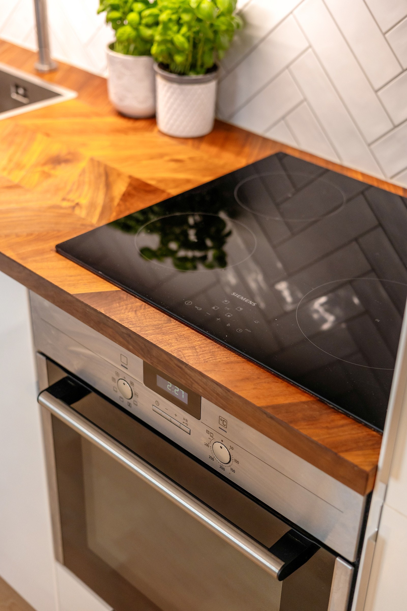 Det er lagt fliser i et lekkert fiskebensmønster for enkel rengjøring Galleribilde