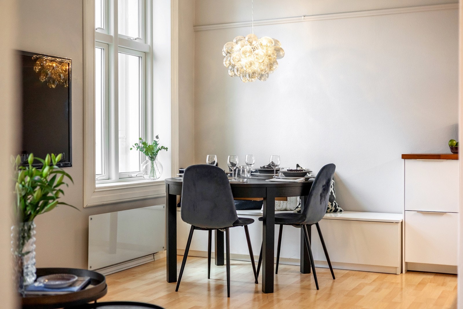 Spisebordet får sin naturlige plassering ved kjøkkenet Galleribilde