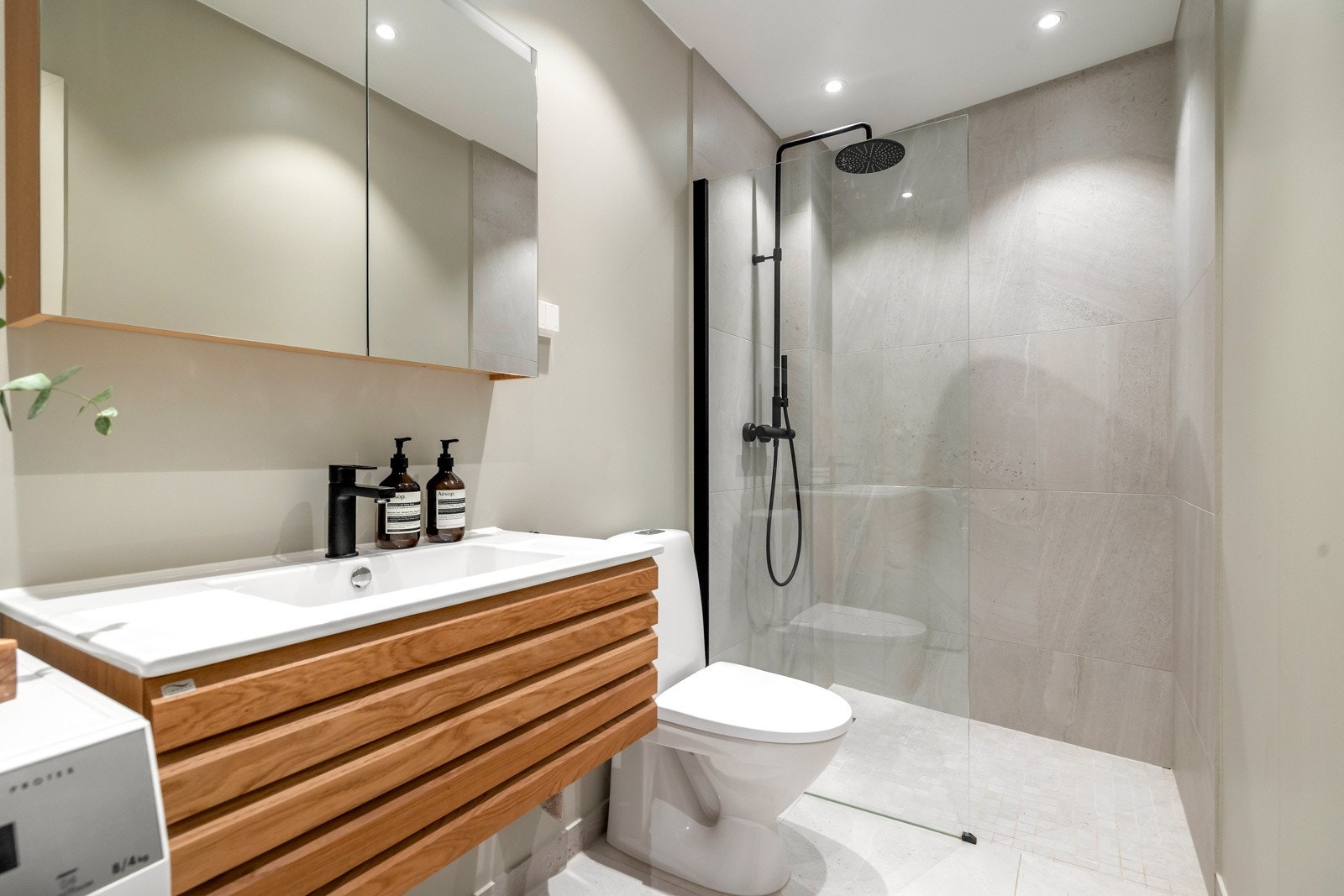 Leiligheten har et moderne bad, renovert i 2021, med flislagt gulv med varme og downlights i himlingen Galleribilde