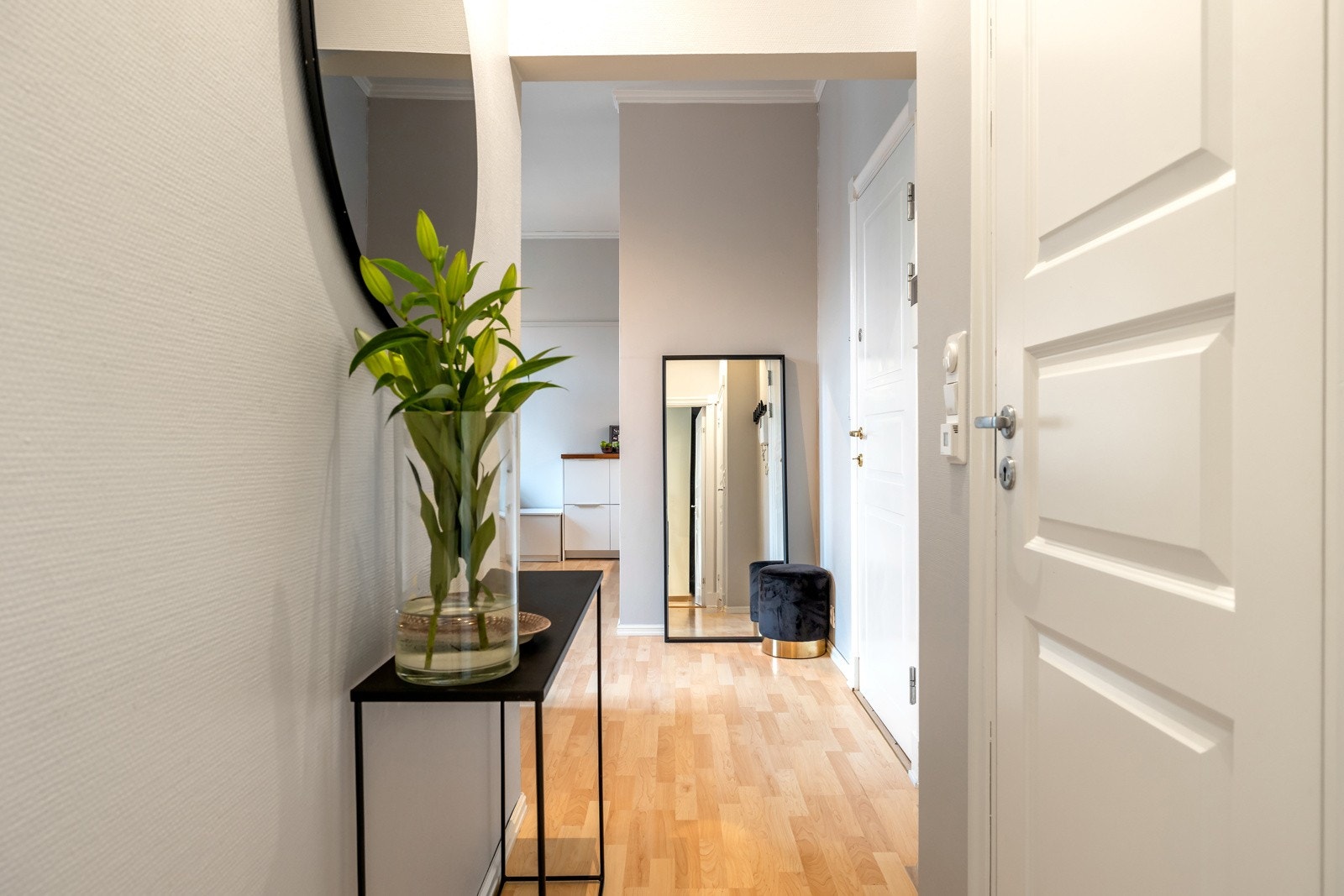 Leiligheten ligger fint til i byggets andre etasje og har både heis- og trappeadkomst til leilighetsplan Galleribilde