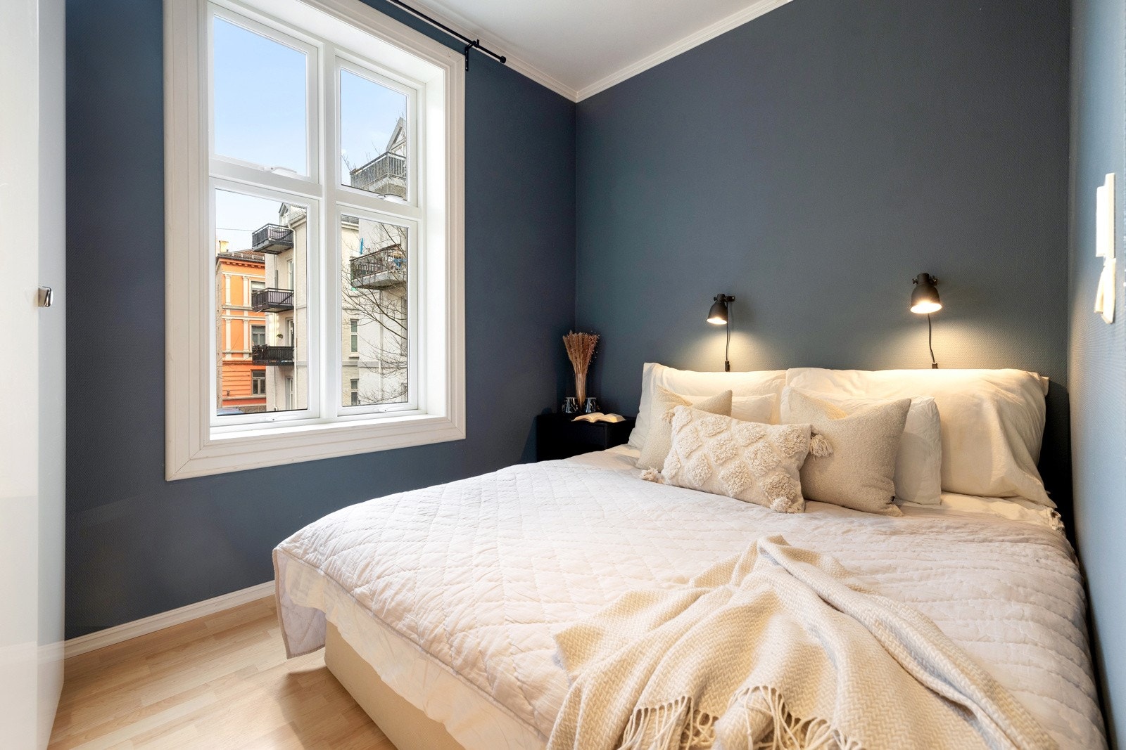 Boligen har et romslig soverom med god plass til dobbeltseng og nattbord Galleribilde