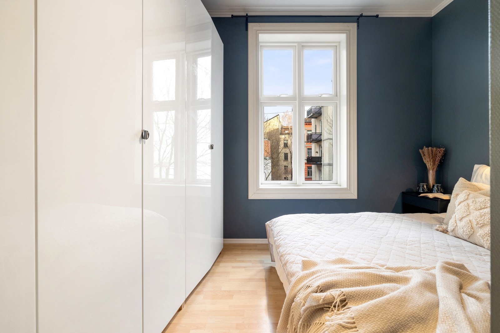 Rommet er innredet med flere praktiske PAX-garderobeskap med god plass til oppbevaring Galleribilde