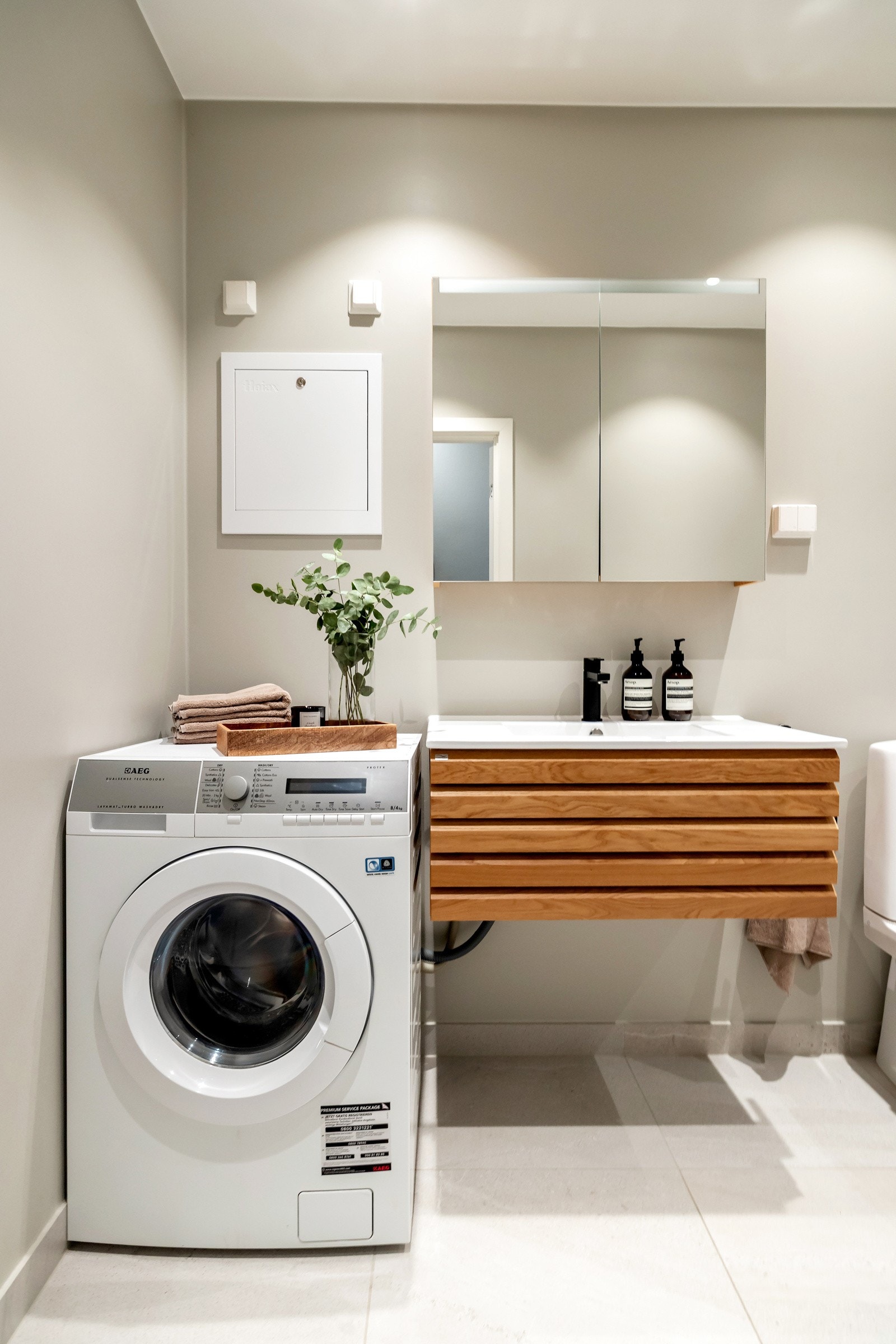 Det opplegg for vaskemaskin på badet og vaskemaskinen medfølger handelen Galleribilde