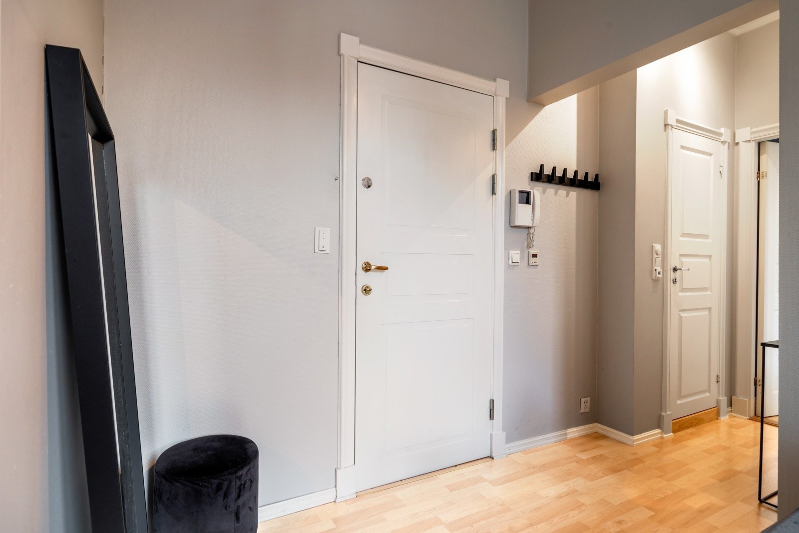 Entreen er tilknyttet porttelefon og har plass til knaggrekker, skohylle og andre ønskede lagringsløsninger Galleribilde