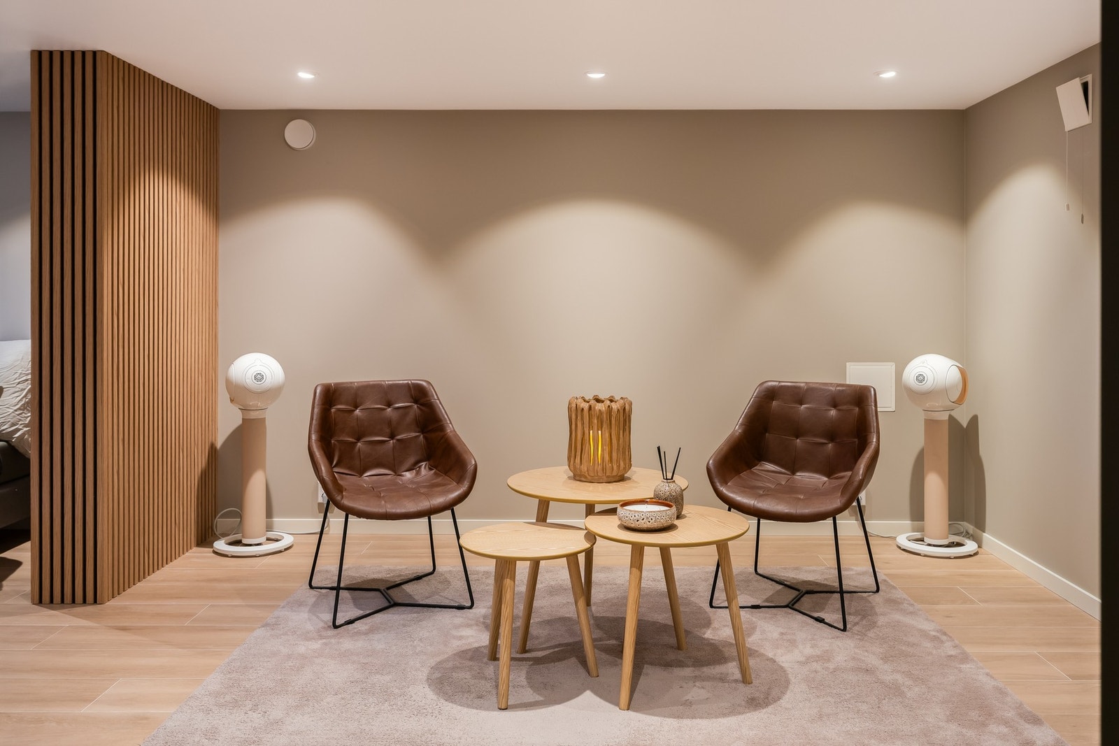 Boligen er betydelig påkostet de siste årene hvor alt av arbeid hvor dette er nødvendig, er utført fagmessig. Galleribilde