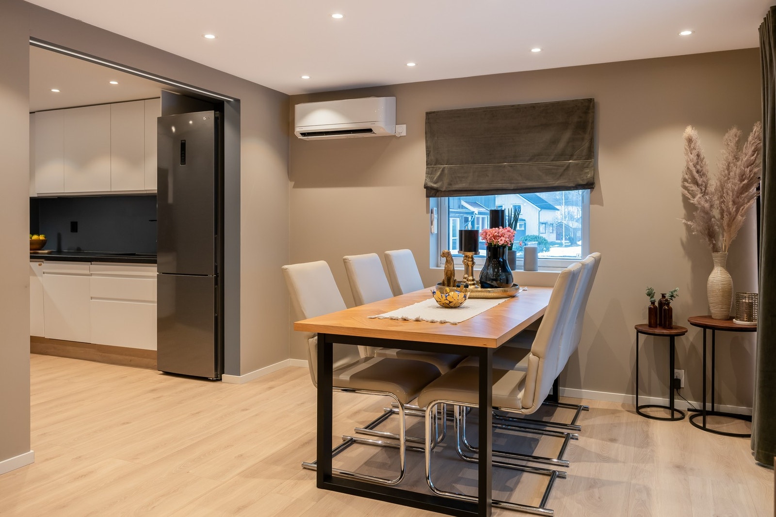 Spisestuen finner sin naturlige plass ved kjøkkenet og med plass til å romme mange gjester. Galleribilde