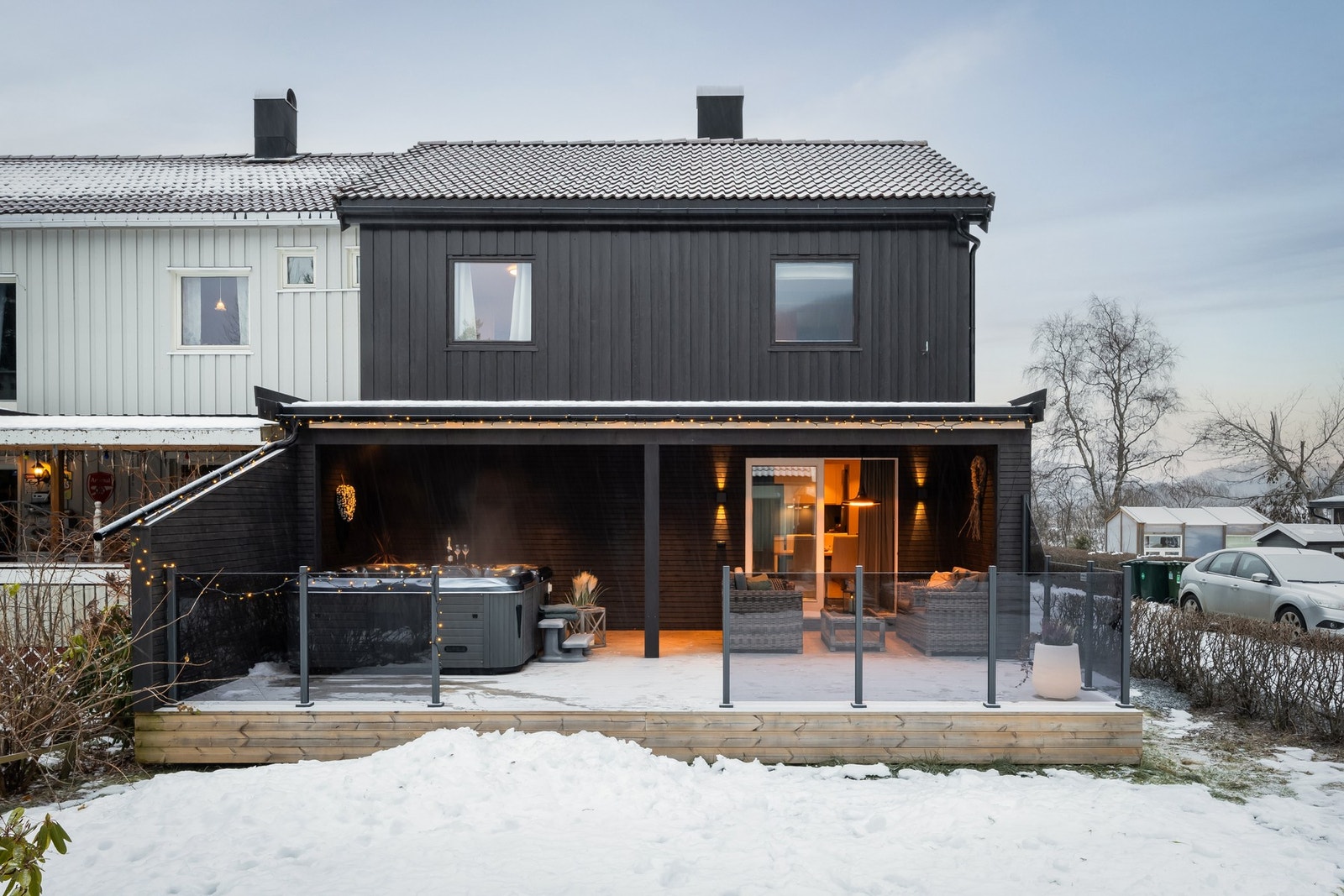 Terrassen sto ferdigbygd i 2023 og huset ble malt høsten 2025. Galleribilde