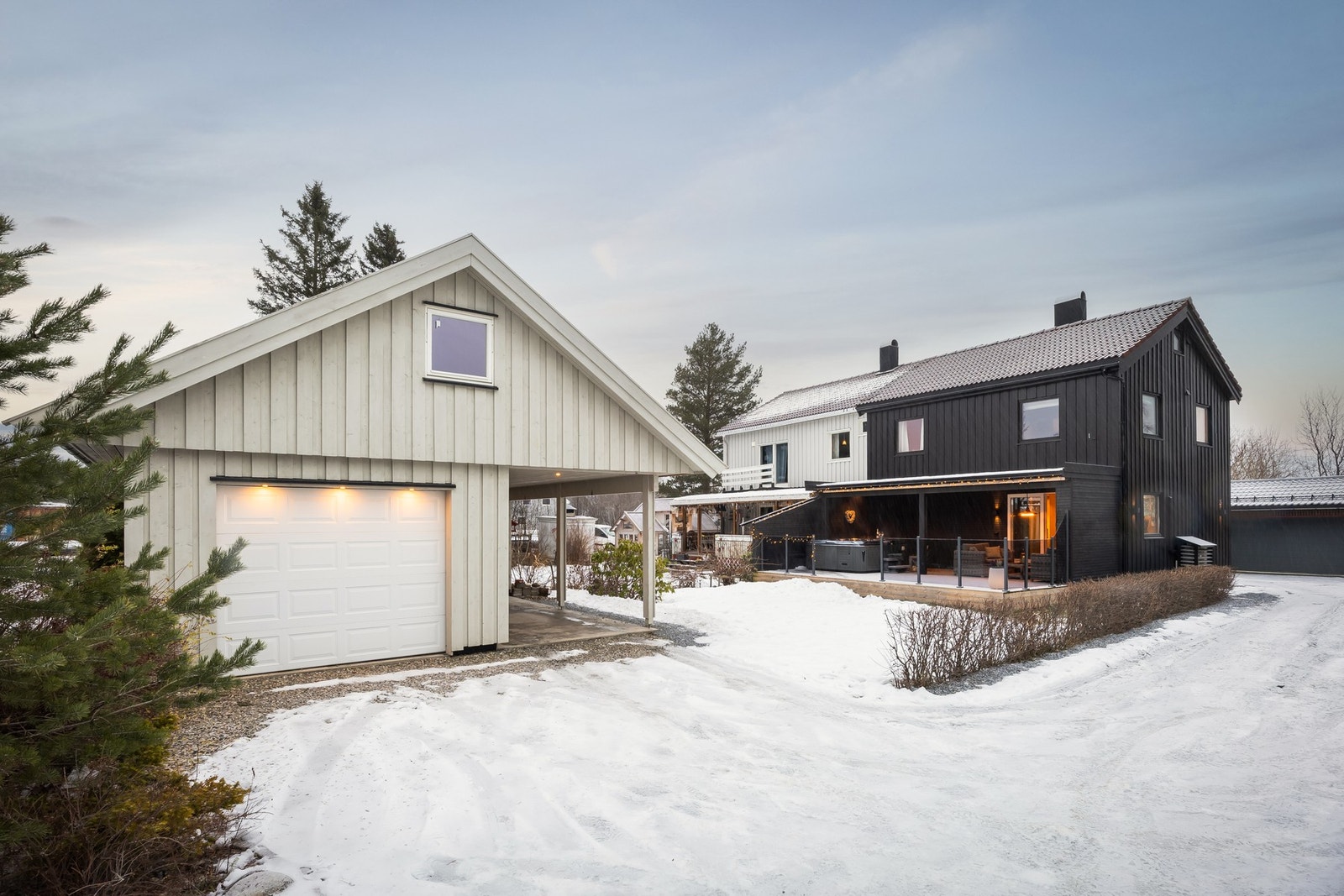 Her har man store uteområder på framsiden av huset og egen garasje med mulighet for lading av elbil. Galleribilde