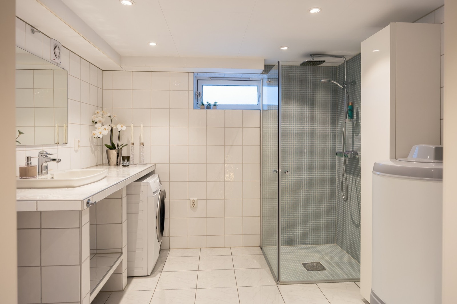 Flislagt bad, pusset opp opp av tidligere eier i 2016. Galleribilde