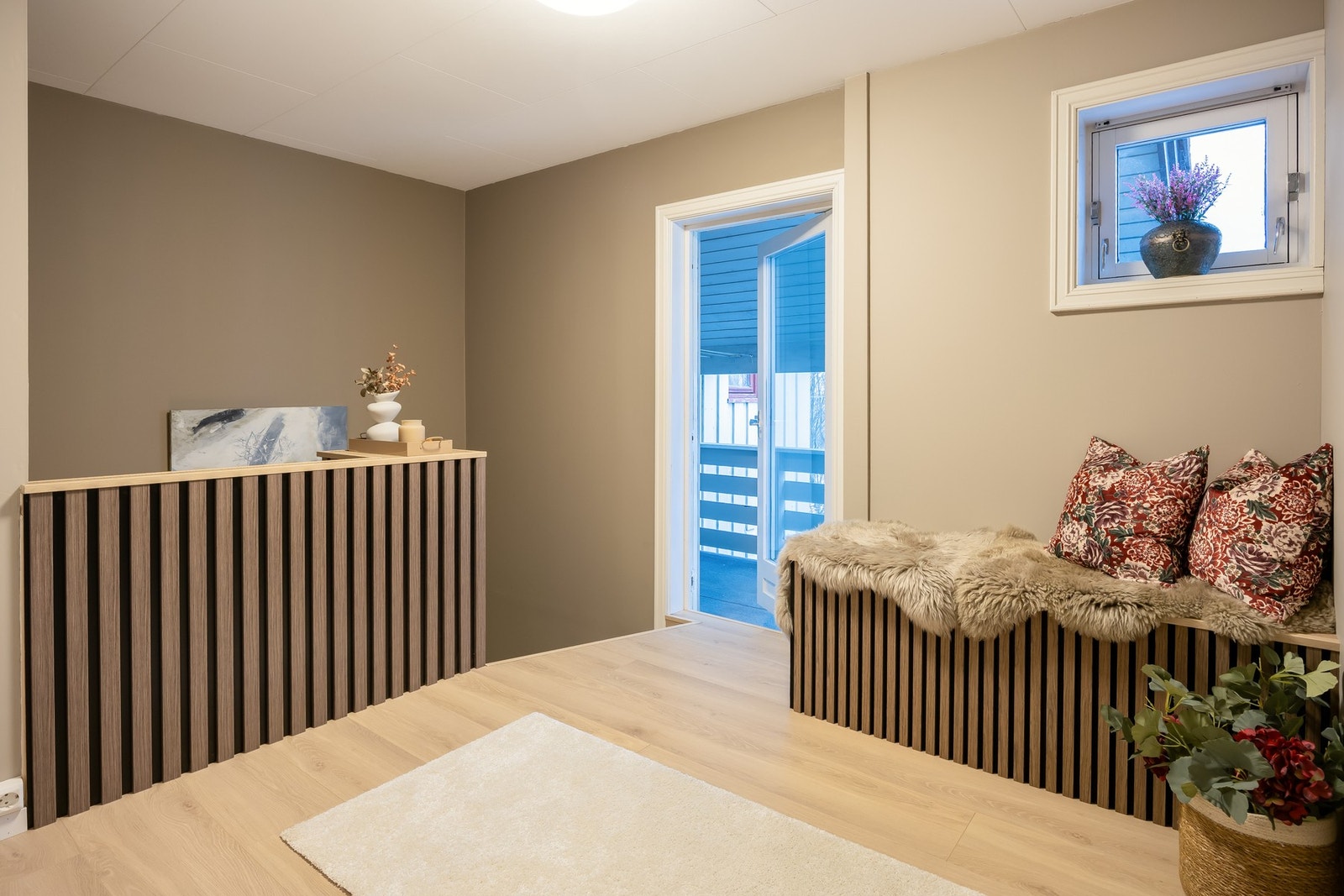 Oppe i andre etasje finner man to gode soverom og et romslig bad. Galleribilde