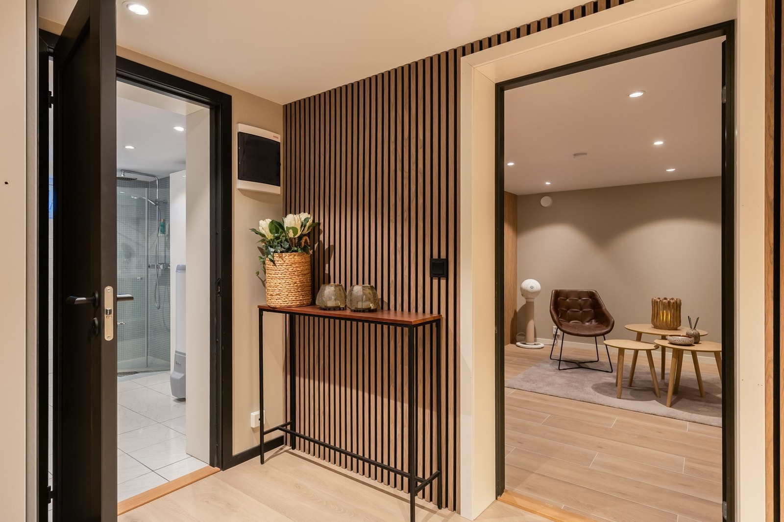 Også kjelleren innehar det samme moderne uttrykket. Kjellerstua ble totalrenovert 2025 med ferdigattest fra kommunen. Galleribilde