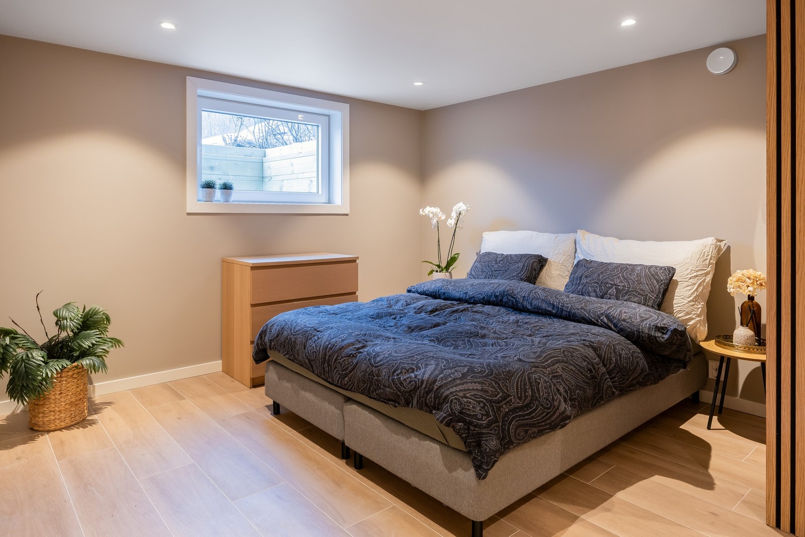 Her er alt nytt for året med slette vegger og tak, nye gulv, spotter i tak og nytt elektrisk anlegg. Galleribilde