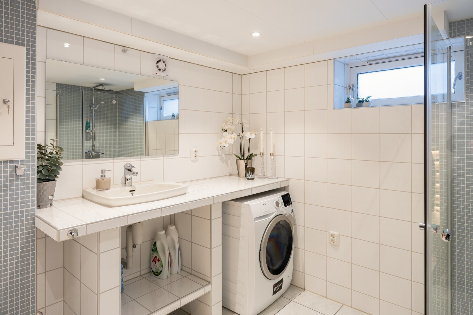 Badet er på romslige 7 kvm. og har opplegg for vaskemaskin. Det er gjort fuktsøk på badet og det er ingen tegn til fukt. Galleribilde