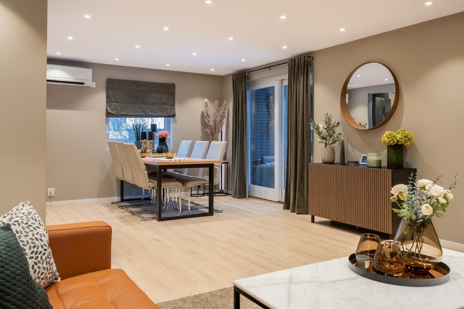 Stue og kjøkken ligger i praktisk tilknytning til hverandre, samtidig som det er tydelig avdelt. Galleribilde